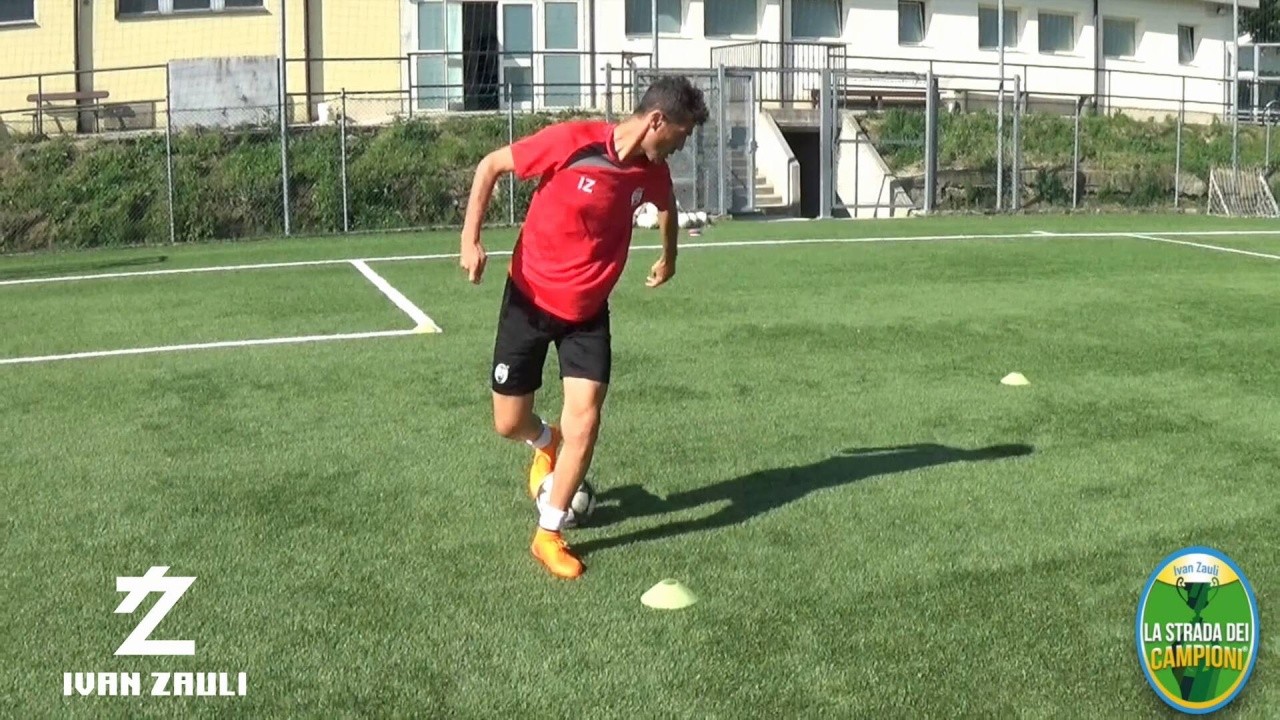 FEINTS AND DRIBBLINGS: Dribbing techniques with combined movements: step over roll with inside drag (Neymar), sole heel, ball control, hook dribbling on the back